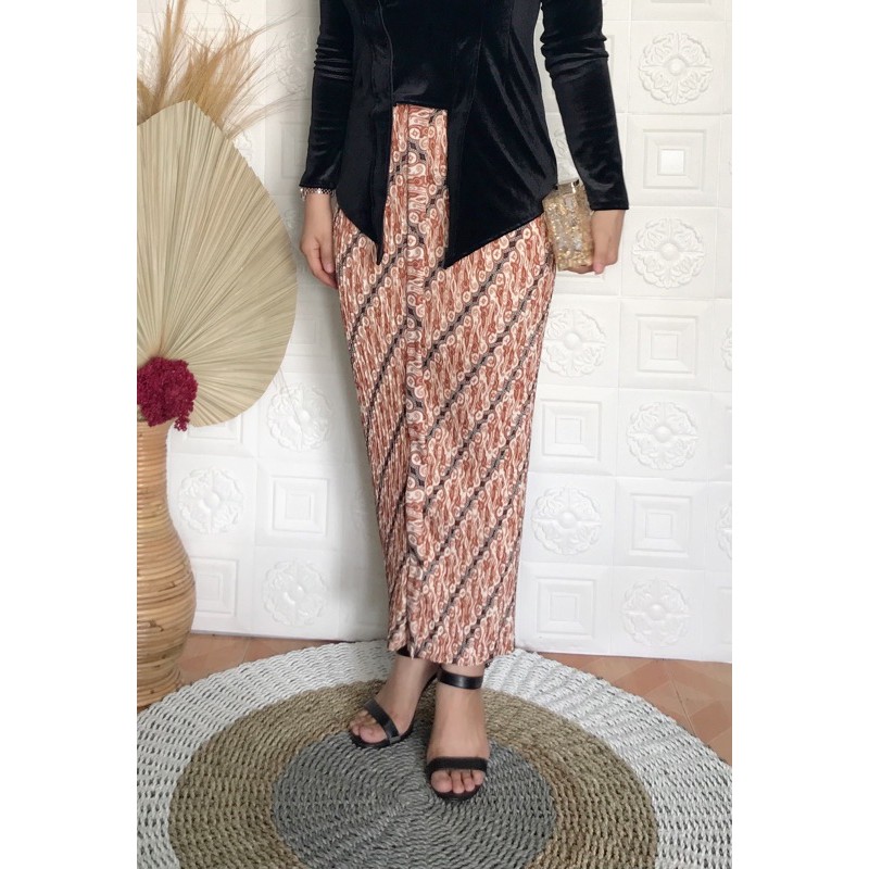 Rok pliset batik wiru motif parang putih moca / rok kondangan