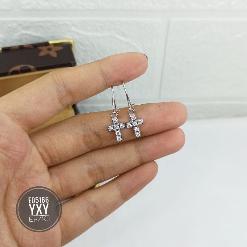 Anting Yaxiya Salib Zircon Silver E05166