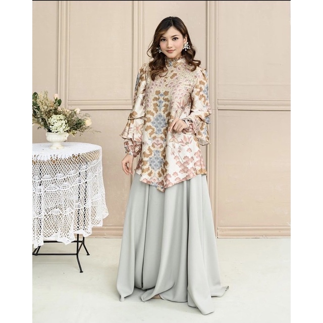 Emily Blouse Wearing Klamby Garden Rose XL NEW