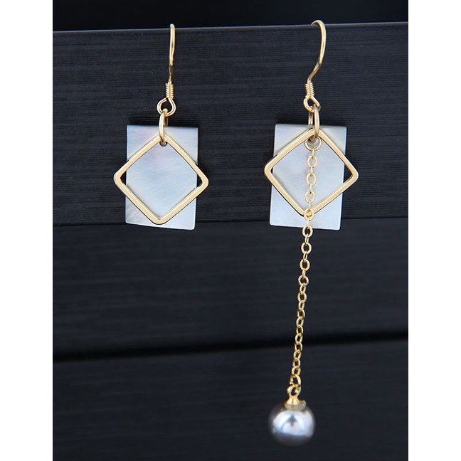 LRC Anting Gantung Fashion Gold Shell Geometric Shape Asymmetric Earrings A58906