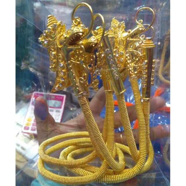 Klat bahu naga sepasang. Mata cengkrem