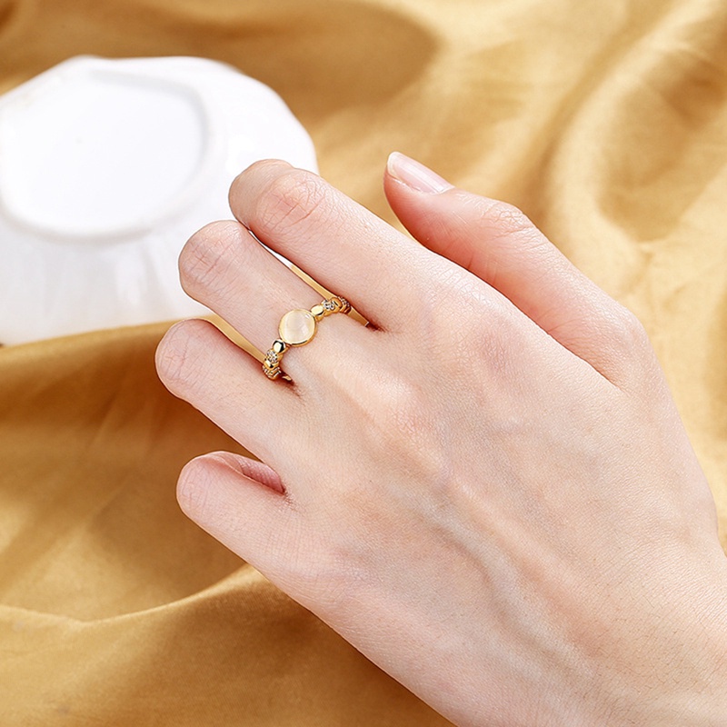 Cincin Emas Bentuk Bulat Aksen Opal Api Putih Gaya Vintage Untuk Wanita