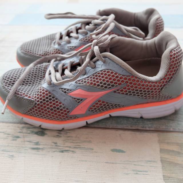 sepatu wanita diadora preloved
