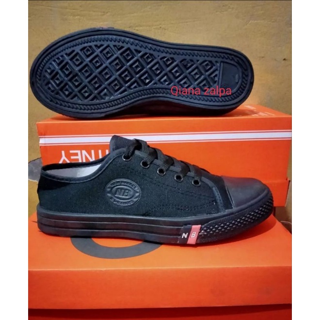 sepatu sekalah nb warna hitam polos. bahan camvas nyaman di kaki