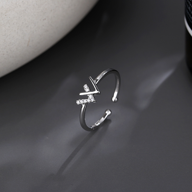 Cincin Model Terbuka Bahan Alloy Warna Silver Desain Huruf W Hias Berlian Imitasi Adjustable Untuk Wanita