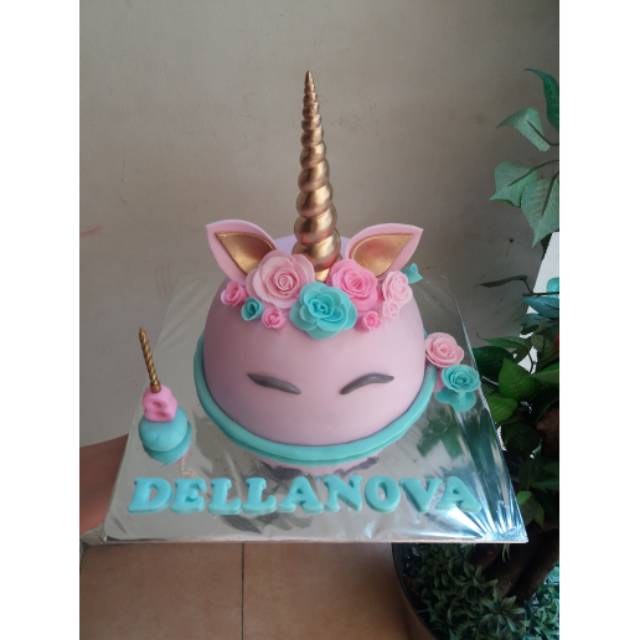 

Pink Unicorn Pinata Cake