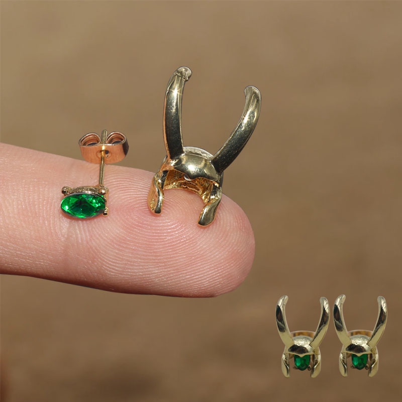 Anting Stud Desain Helm Loki Kristal Hijau Emas Gaya Elegan Untuk Pria Dan Wanita