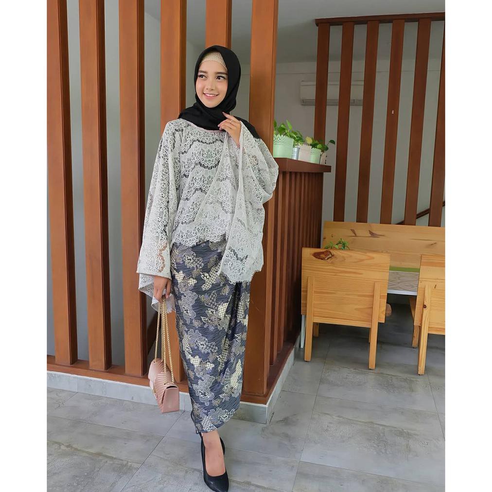 Setelan Kebaya Modern Cape Brukat/Brokat Dan Rok Lilit Songket Jacquard Warna Silver/Gray Batik Solo
