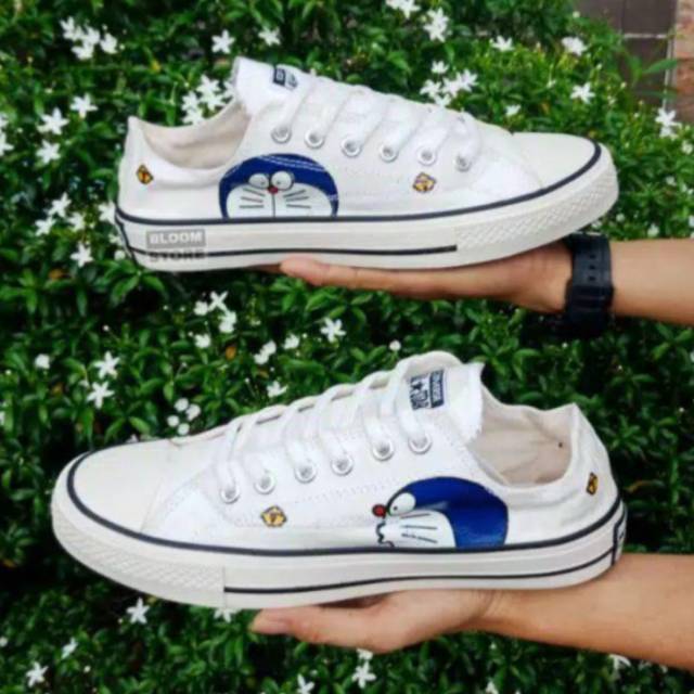 Sepatu converse all star white motif doraemon peremium