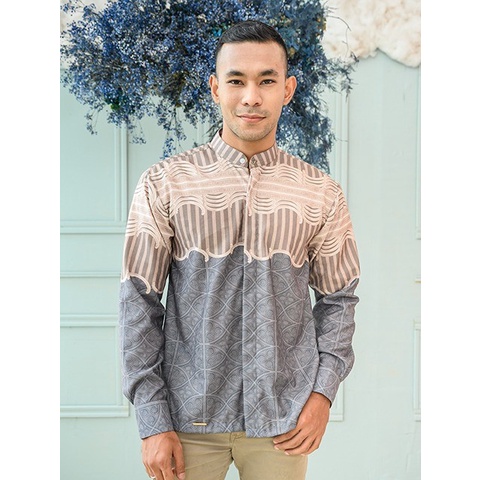 Morgan Shirt in Smoked Pearl - Wearing Klamby