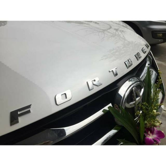 EMBLEM FORTUNER logo Kap Mesin FORTUNER