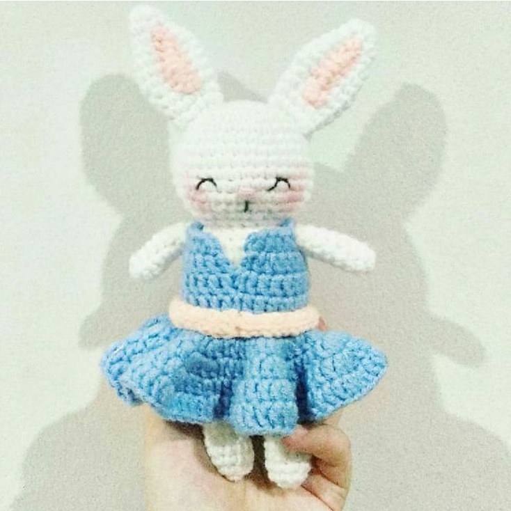 Boneka rajut kelinci besar