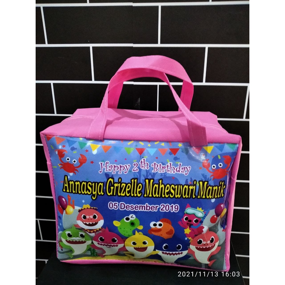 

Tas ultah souvenir kotak resleting ukuran 30x10x25/ goodiebag ultah kotak resleting