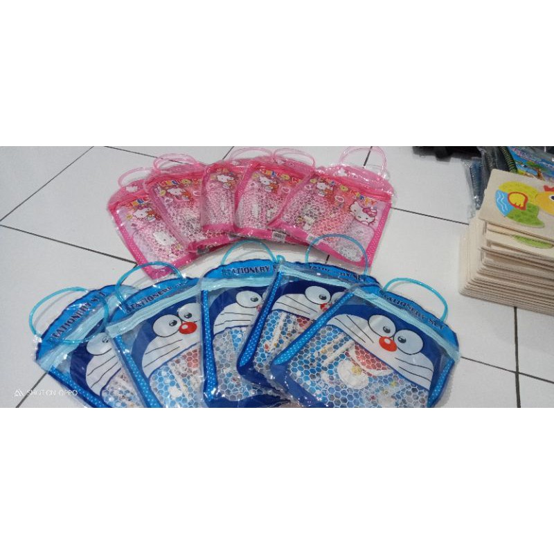 

Alat Tulis karakter