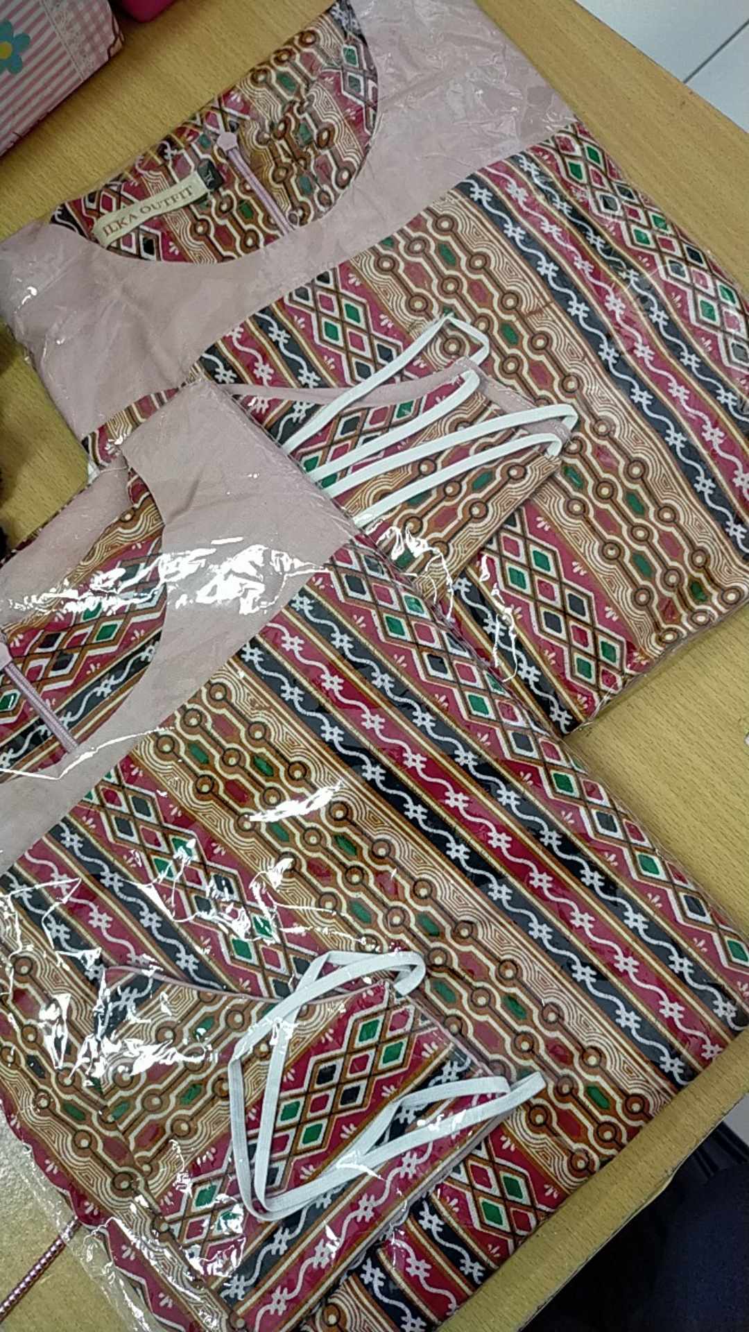 Atasan Batik Wanita Laurensia Potong Tengah 8831