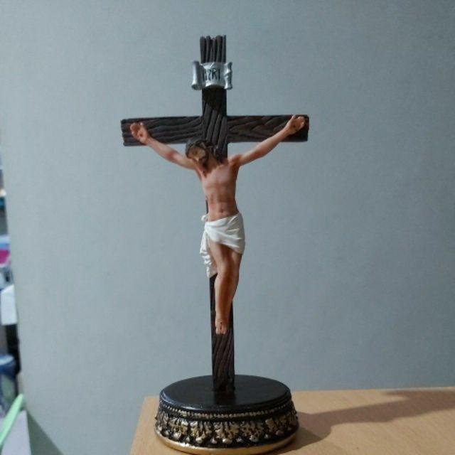 Salib Yesus Duduk Motif Kayu 21 Cm