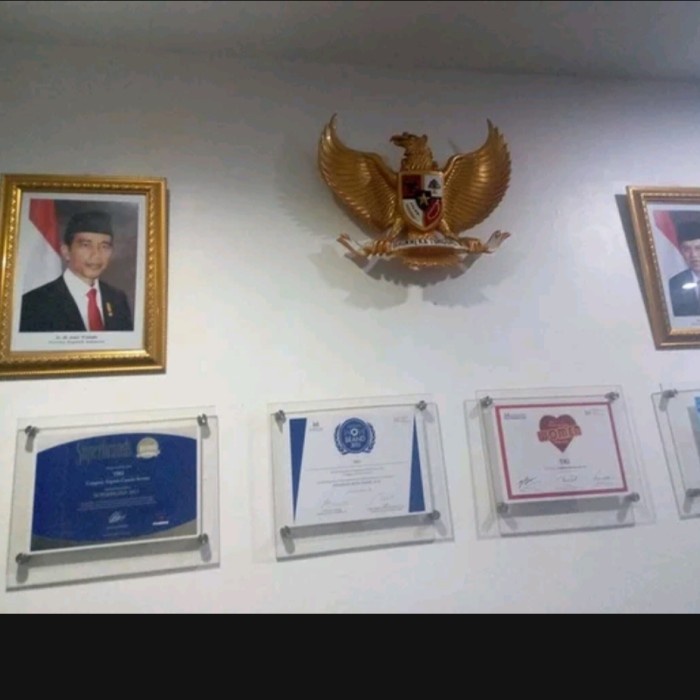 

MUST HAVE!! LAMBANG GARUDA PANCASILA PLUS PIGURA PRESIDEN DAN WAKIL TERBARU
