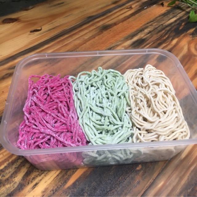 

Mie mentah ori bayam dan buah naga