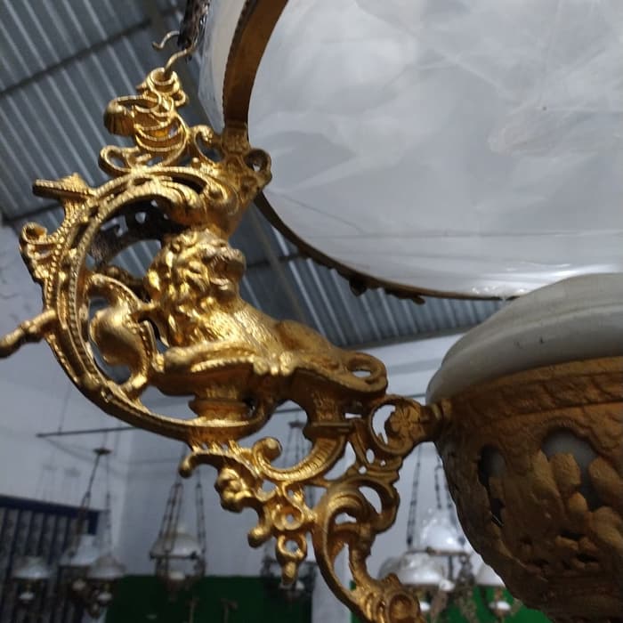 lampu gantung kerek antik repro kuno Jawa betawi R 40 motif singa - Bron Emas