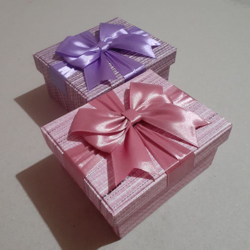 

Kotak Hadiah Bahan HardBox Pink atau Ungu