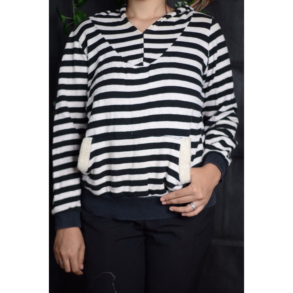 PRELOVEDBYPUTI SWEATER GARIS HITAM PUTIH