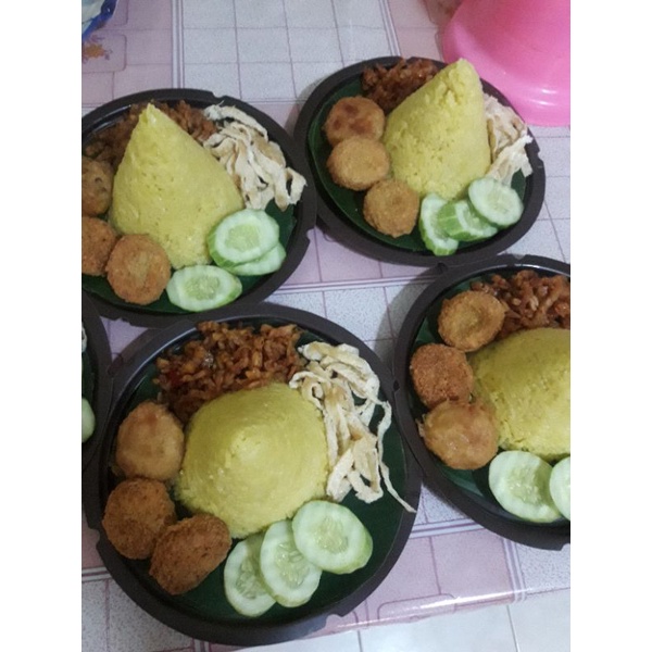 

Tumpeng Mini Nasi Kuning Paket A