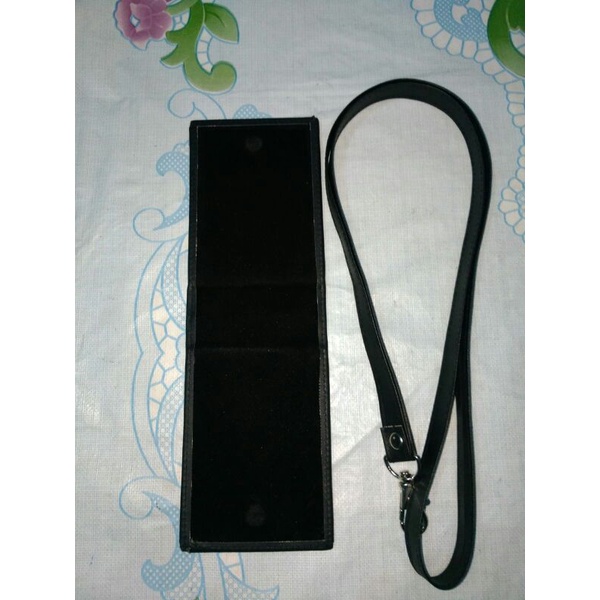 

DOMPET ID CARD HITAM DENGAN KAIT DAN TALI