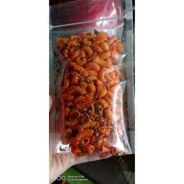 

makaroni pedas daun jeruk isi 100gram