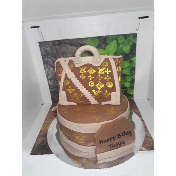 

kue ulang tahun 3d bag/kue ulang tahun tas LV/3d cake semarang/Lv bag birthday cake