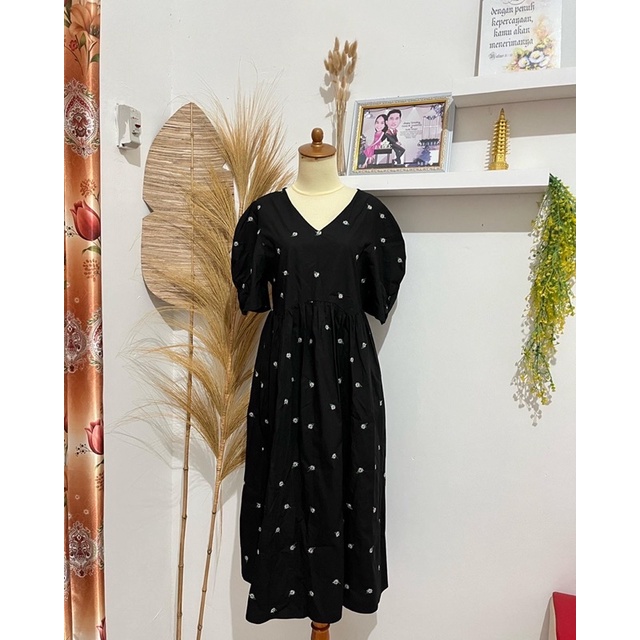 Dress hitam lengan balon
