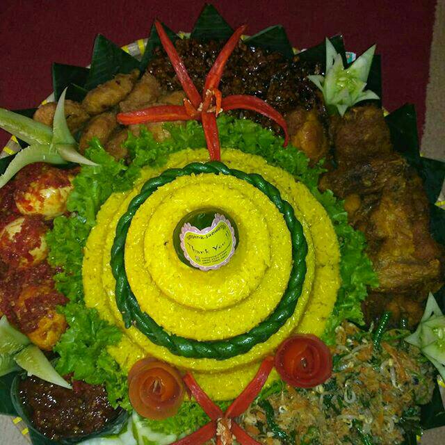 

Nasi tumpeng (tumpeng.jatiwaringin)