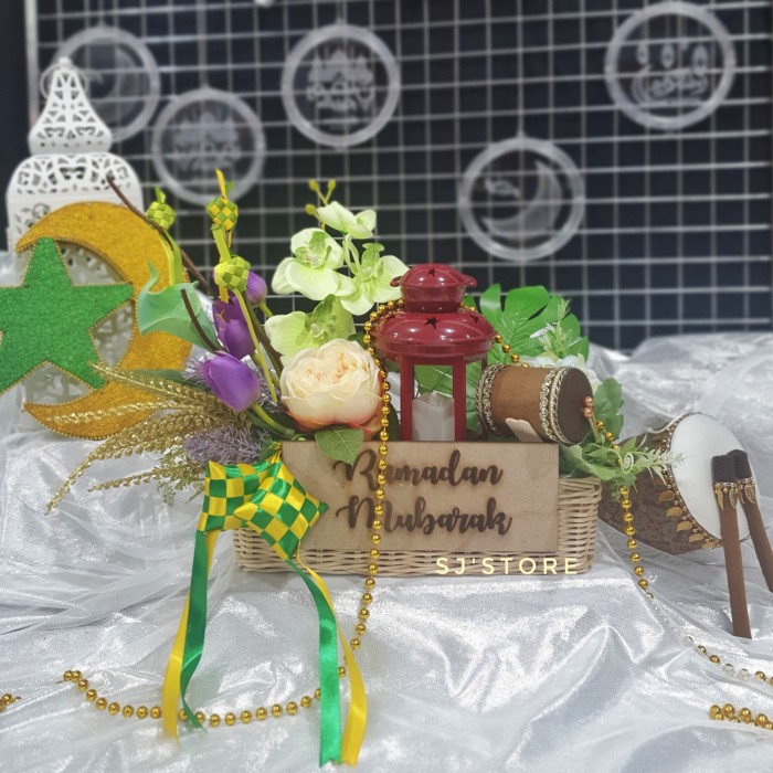 

Rangkaian buket bunga keranjang hampers lebaran lentera