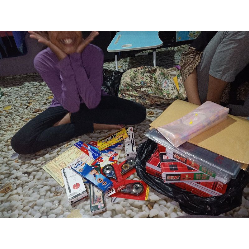 

peralatan sekolah