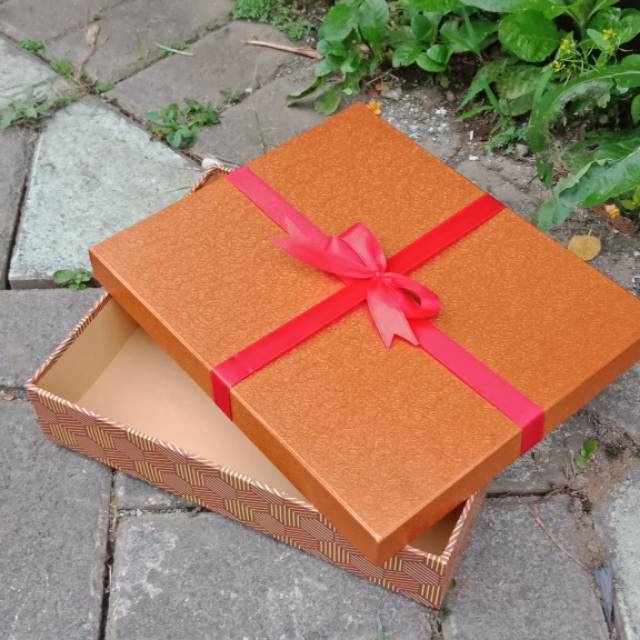 

Kotak kado 30x25x6cm