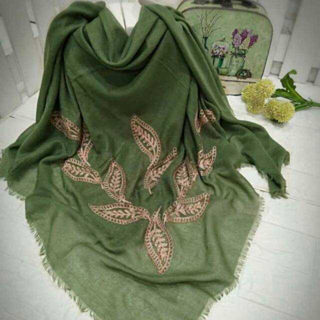 Kerudung segi empat bermotif bunga