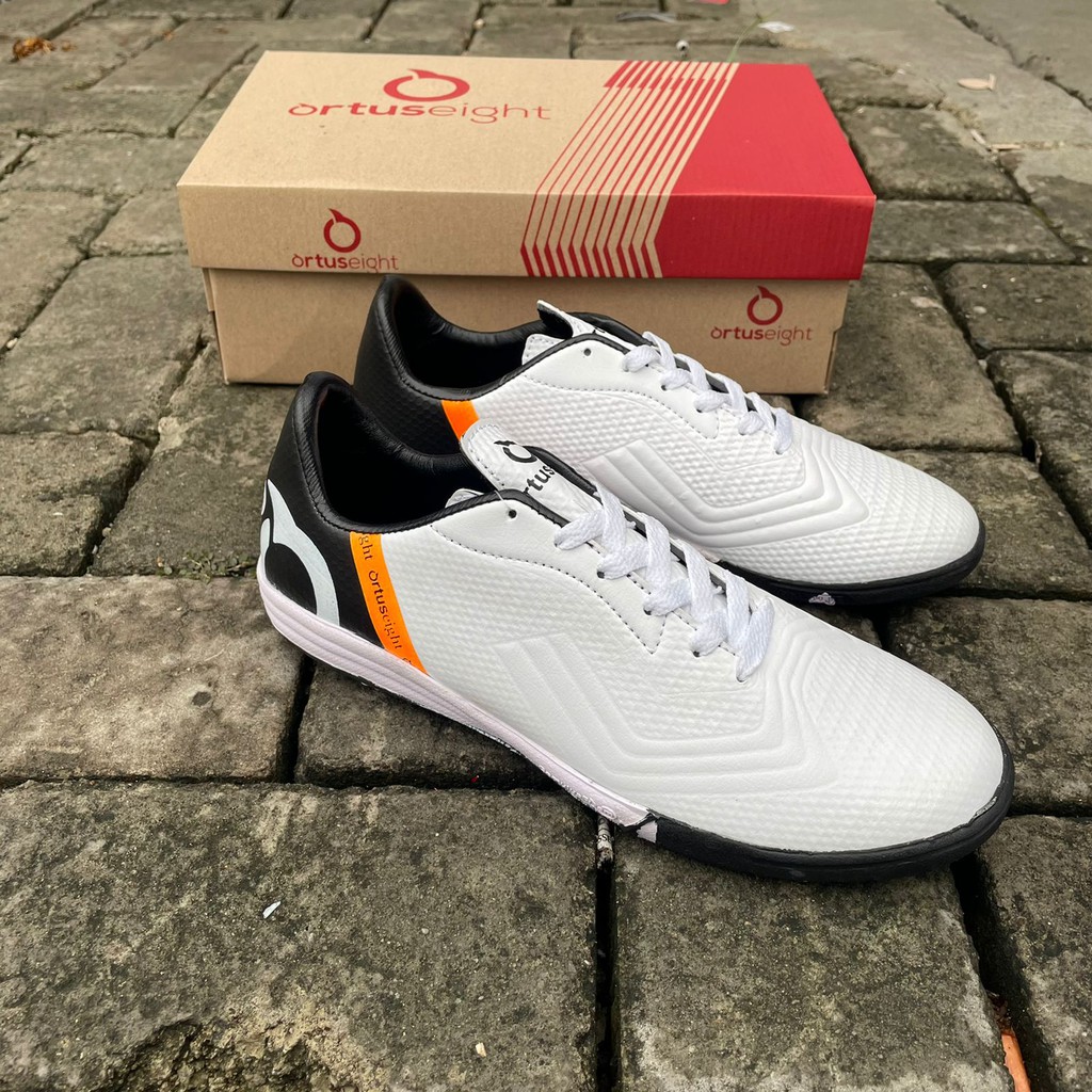 sepatu futsal ortuseight extend in white / sepatu futsal ortus ekstend