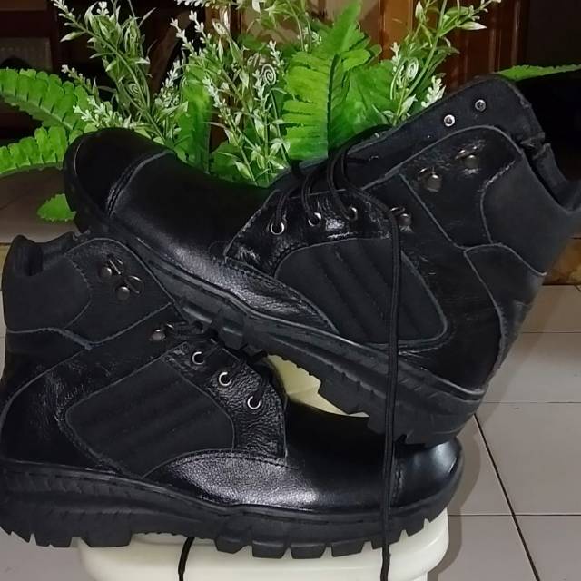 Sepatu safety kickers