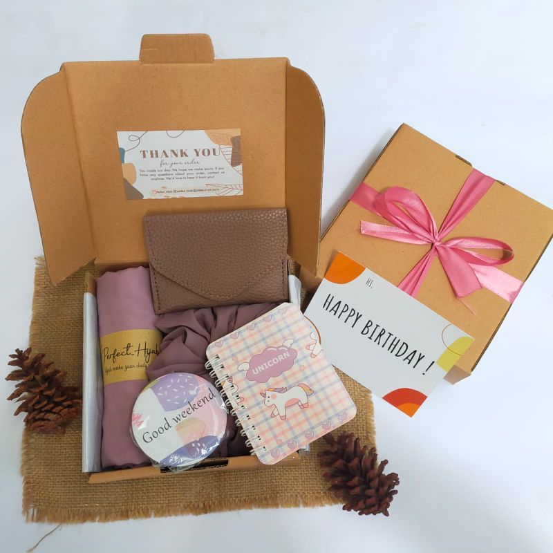 

Hampers Hadiah kado ulang tahun / Gift Box Cewek hijab Ulang Tahun