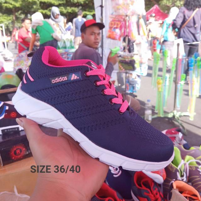 Sepatu olahraga adidas