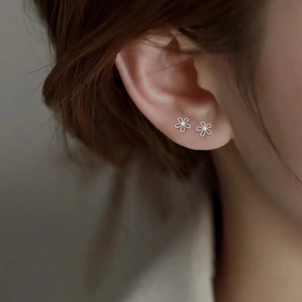 1 Pasang Anting Tusuk Bentuk Bunga Mini Warna Emas / Silver Gaya Korea Untuk Wanita