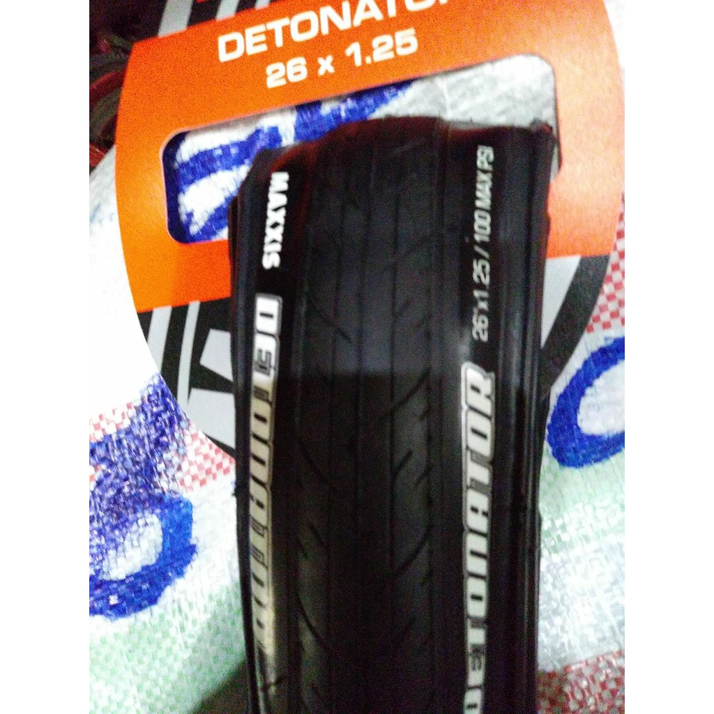 Ban luar Maxxis detonator 26 x 1.25