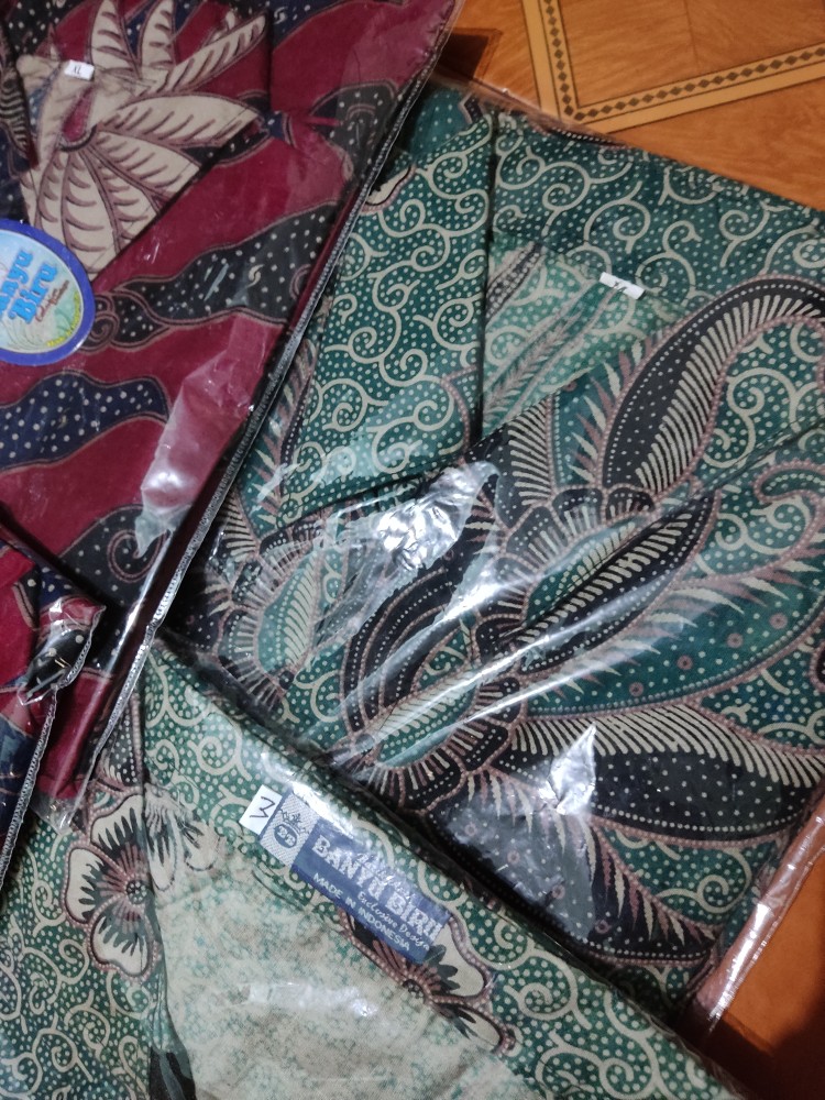 Batik Kemeja Pria Motif Lovebird Ukuran Jumbo Warna Hitam Biru Merah