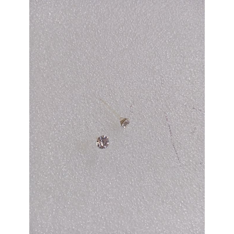 Sepasang anting tusuk berlian 4 mm