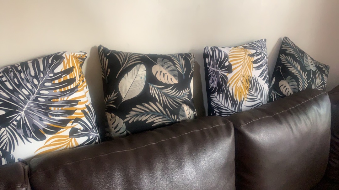 Sarung Bantal / Cushion Cover Kutsurogi Motif Aloha