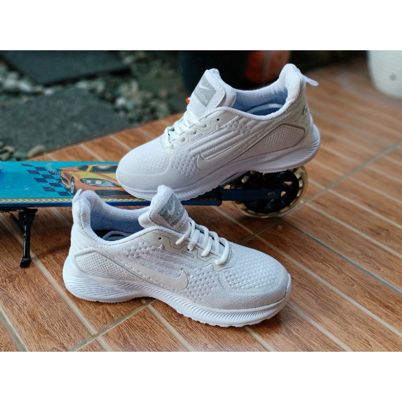 Sepatu Sneakers Sports Pria Wanita Putuh