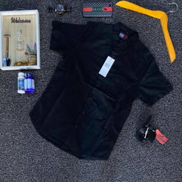 Kemeja pendek Tommy /kemeja H&M import/kemeja polos pendek/kemeja pantai/kemeja surfing