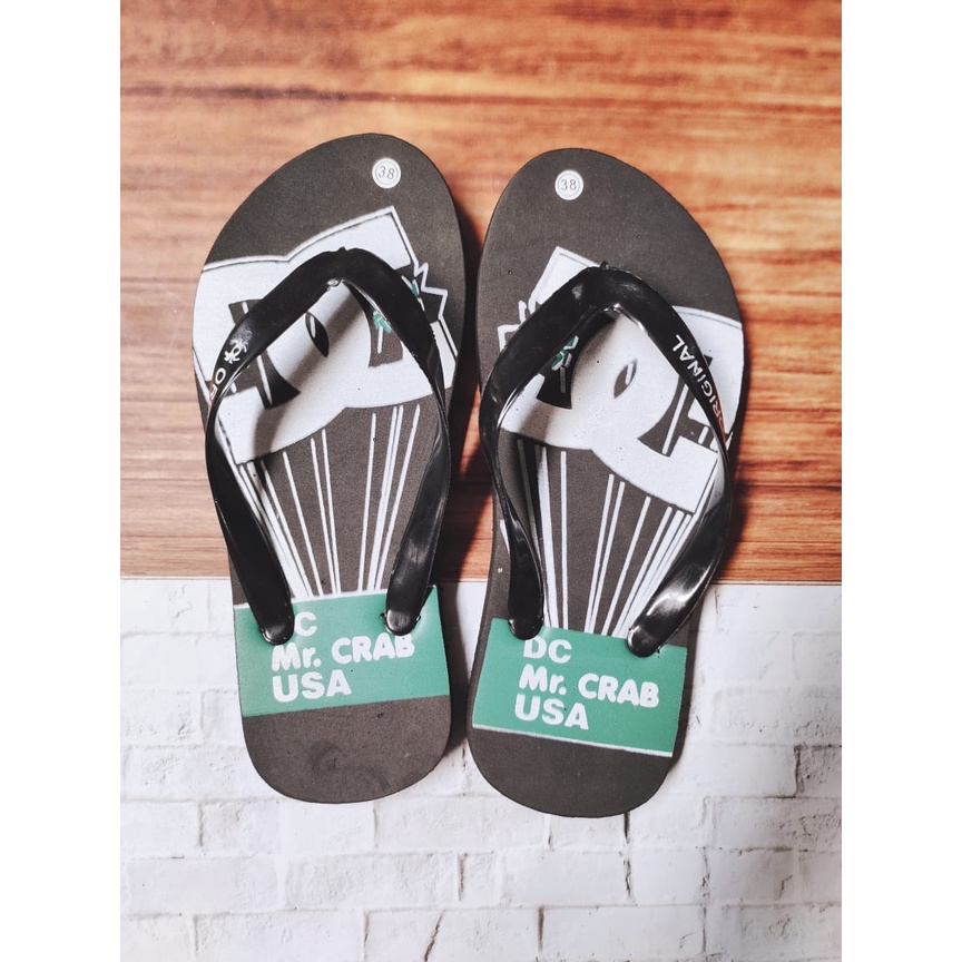 Sandal jepit pria motif DC