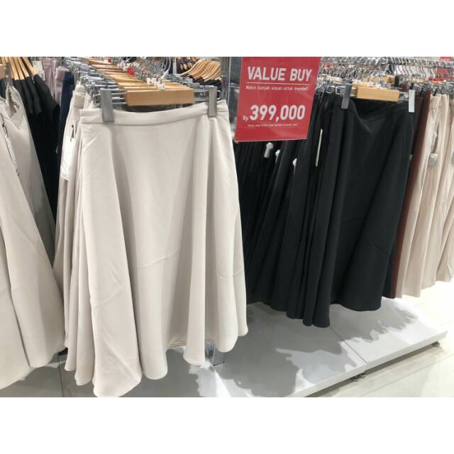 Rok Wanita Uniqlo