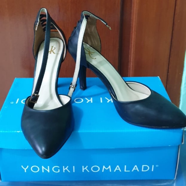 PRELOVED  SEPATU HEELS YONGKI KOMALADI