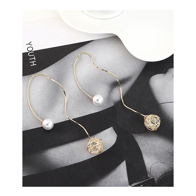 LRC Anting tusuk Fashion Golden Gold-plated Pearl Ball Cutout Long Earrings